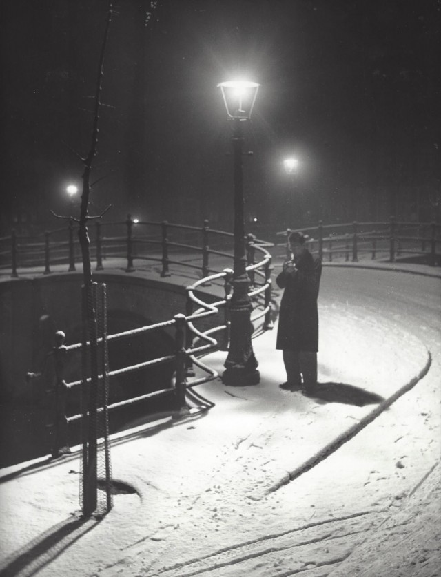 Человек под фонарём, Амстердам, 1950-е. Фотограф Кис Шерер