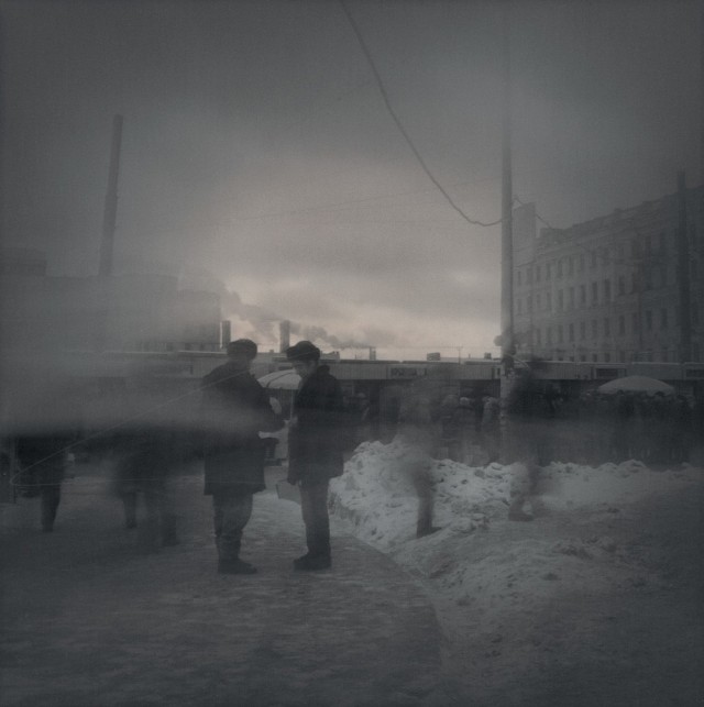 Вечерний смог (Выспрашивая сигарету), 1995. Санкт-Петербург. Фотограф Алексей Титаренко