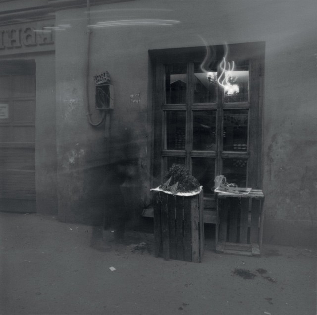 Пенсионерка продаёт петрушку, 1992. Санкт-Петербург. Фотограф Алексей Титаренко
