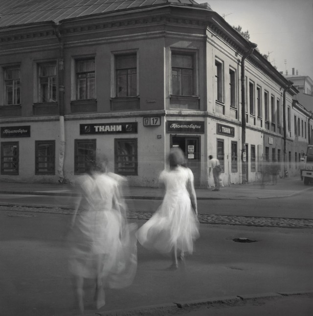 Белые платья, 1995. Чёрно-белая магия Санкт-Петербурга.  Фотограф Алексей Титаренко