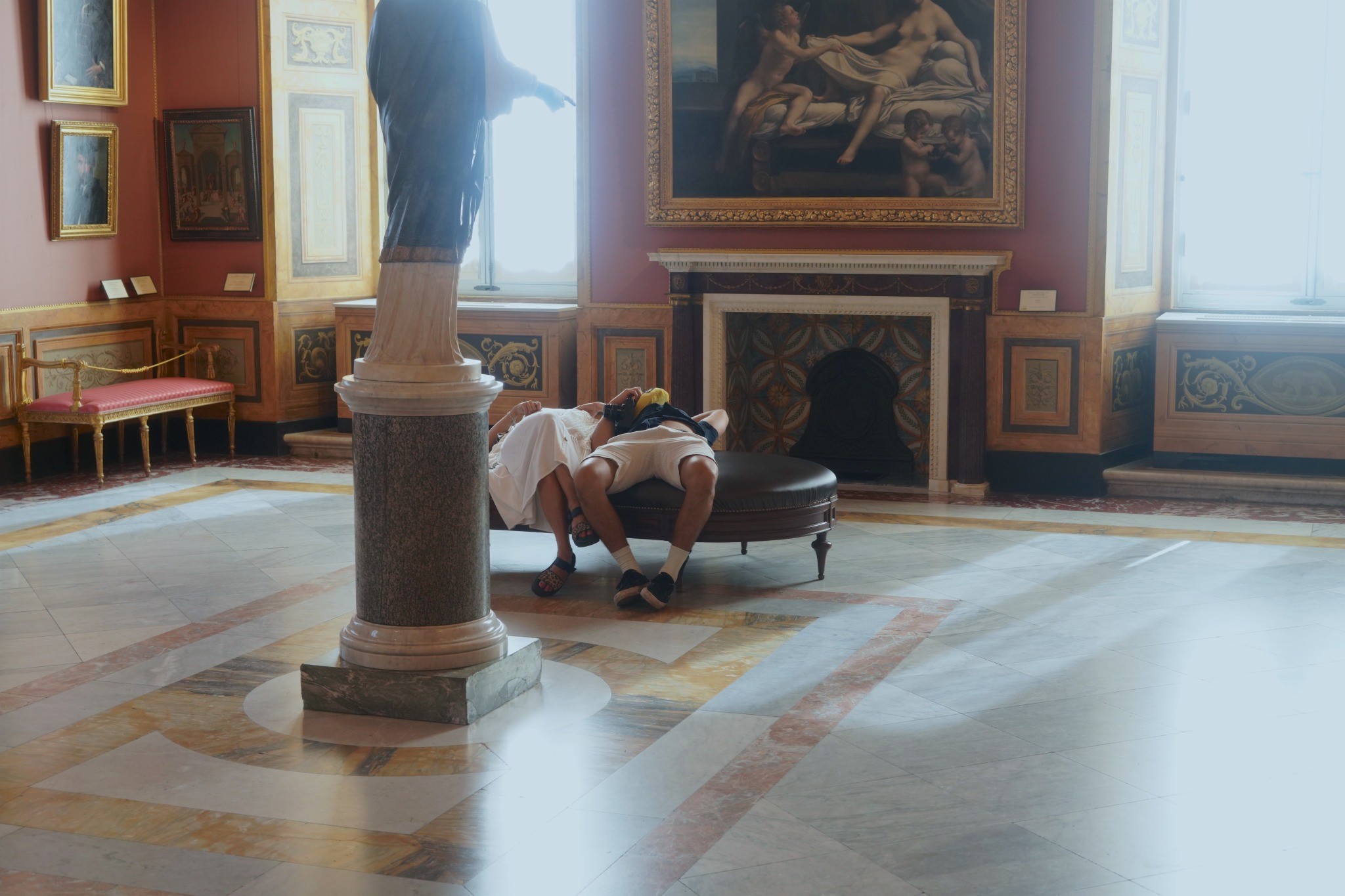 Из серии Люди, спящие в музеях. Фотограф Стефан Драшан