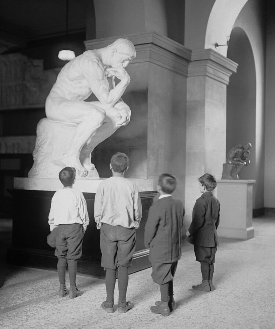Дети и «Мыслитель» в Метрополитен-музее, Нью-Йорк, 1913