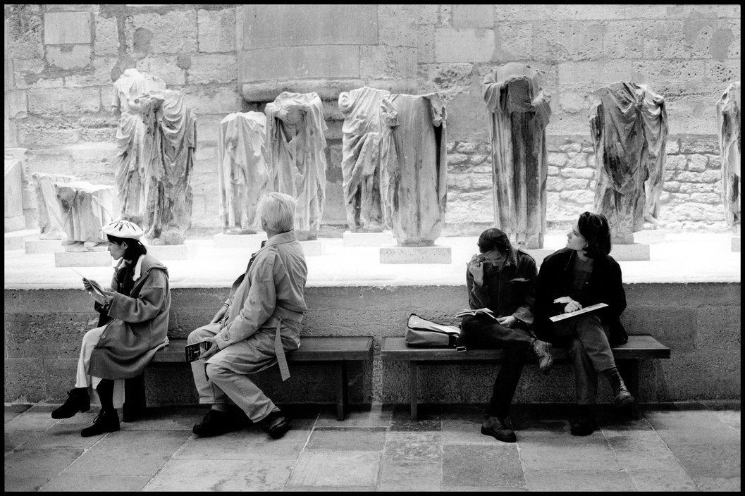 Музей Средневековья, Париж, 1997. Фотограф Эллиотт Эрвитт — Однажды в музее: посетители музеев в фотографиях от классиков до современников / Камералабс