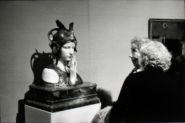 На выставке бельгийских символистов и сюрреалистов, Большой дворец, Париж, 1972. Фотограф Мартина Франк