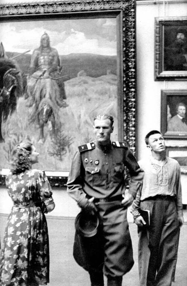 В Третьяковской галерее, 1954. Фотограф Анри Картье-Брессон