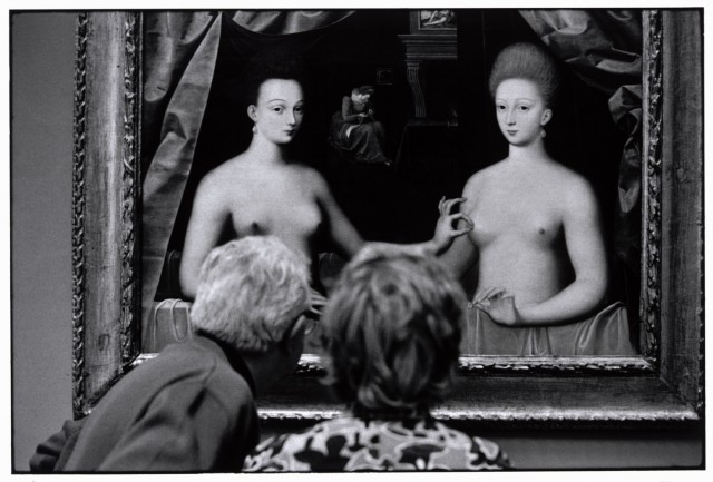Предполагаемый портрет Габриэль дЭстре (фаворитки Генриха IV) с сестрой. Париж, Франция, 1975. Фотограф Эллиотт Эрвитт