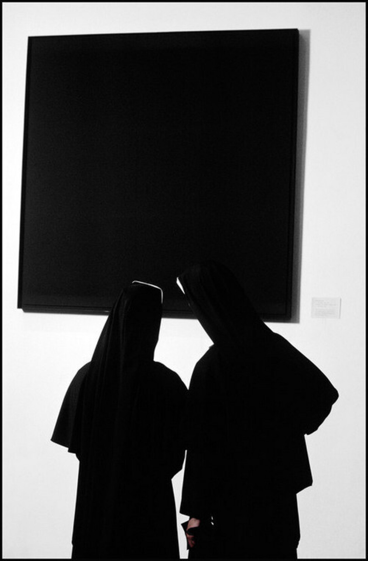 Монахини перед творением художника-авангардиста Эда Рейнхардта на выставке в Музее современного искусства на Манхеттене в Нью-Йорке, 1964. Фотограф Бёрт Глинн