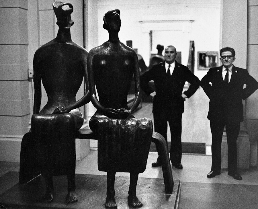 Скульптура Генри Мура и охранники в галерее Тейт. Лондон, 1967. Фотограф Романо Каньони