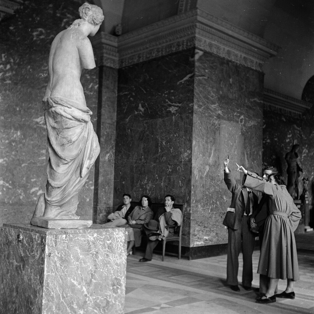 Посетители музея, Париж, ок. 1950. Фотограф Торе Джонсон