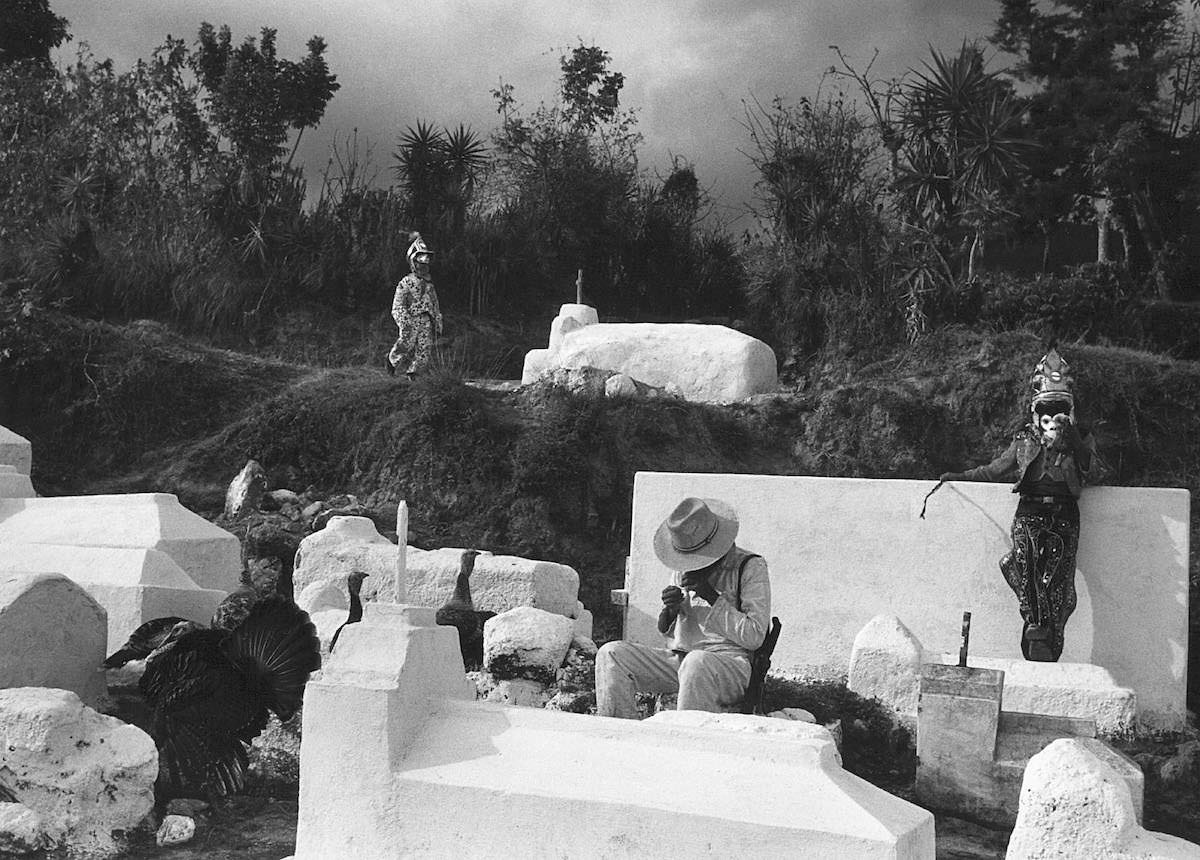 Видения на кладбище, Гватемала, 1990. Фотограф Флор Гардуньо