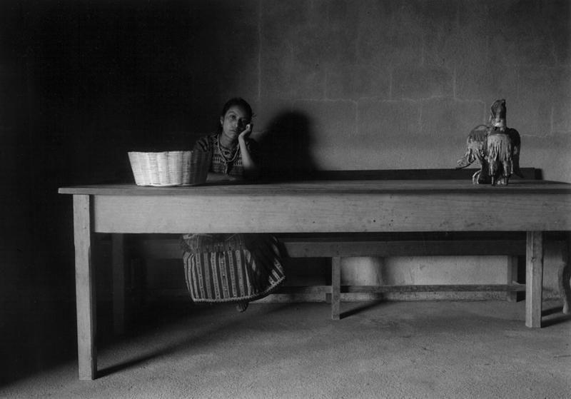 За столом, Гватемала, 1989. Фотограф Флор Гардуньо
