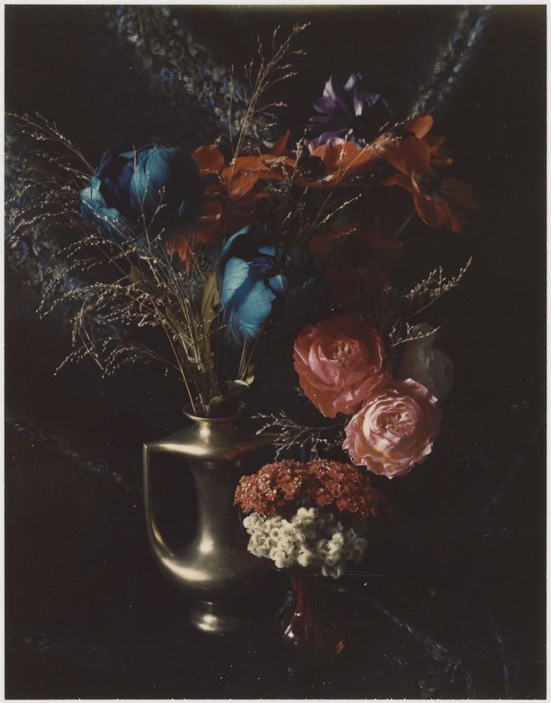 Цветы в золотой вазе, 1965 год. Фотограф Мари Косиндас