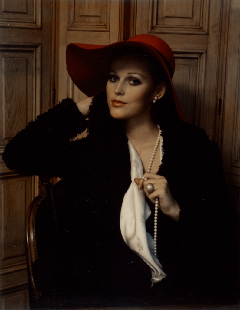 Женщина в красной шляпе, 1968 год. Фотограф Мари Косиндас