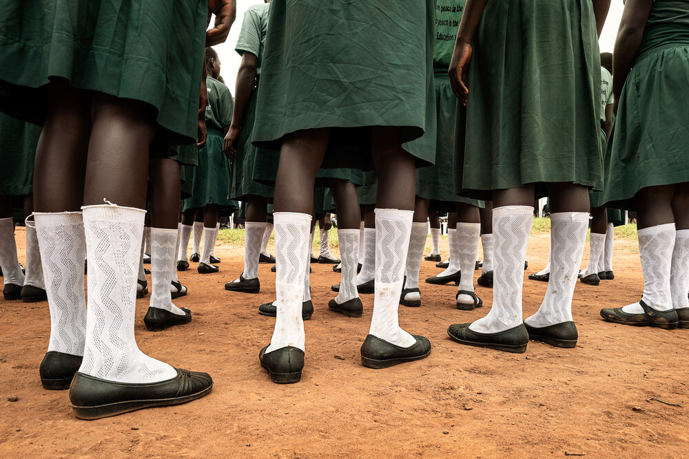 Финалист, 2021. Море носков. Парад за права женщин в Гулу, Уганда. Фотограф Брайан Ходжес