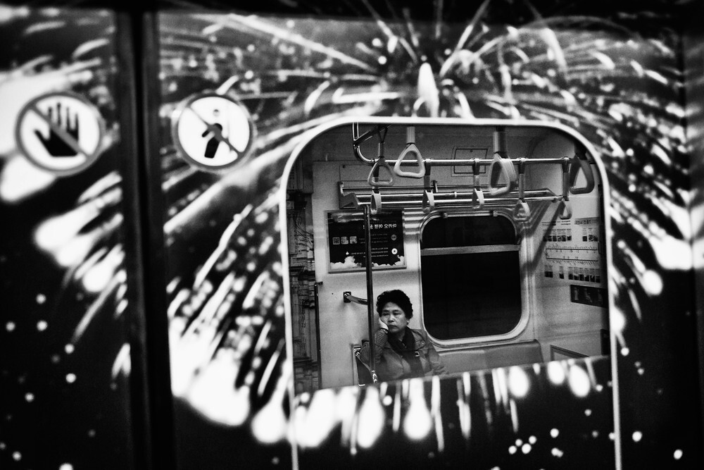 1-е место в категории «Серия фотографий», 2021. Отражения в Сеульском метро. Фотограф Аргус Пол Эстабрук