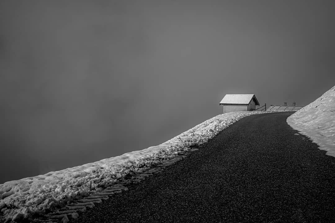Маленькая часовня с видом на горы в Южном Тироле. Фотограф divinapereira2020