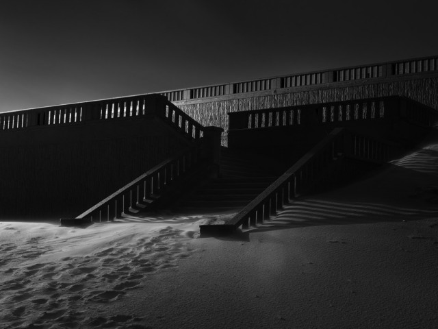 Мягкость песка и строгость архитектуры. Фотограф Николя Полле-Виллар