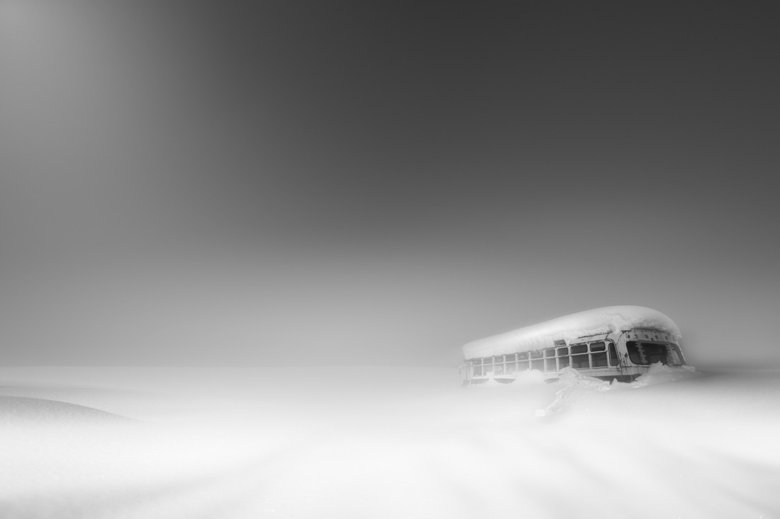 Автобус, брошенный в снегу. Сибецу, Хоккайдо. Фотограф Рой Ивасаки