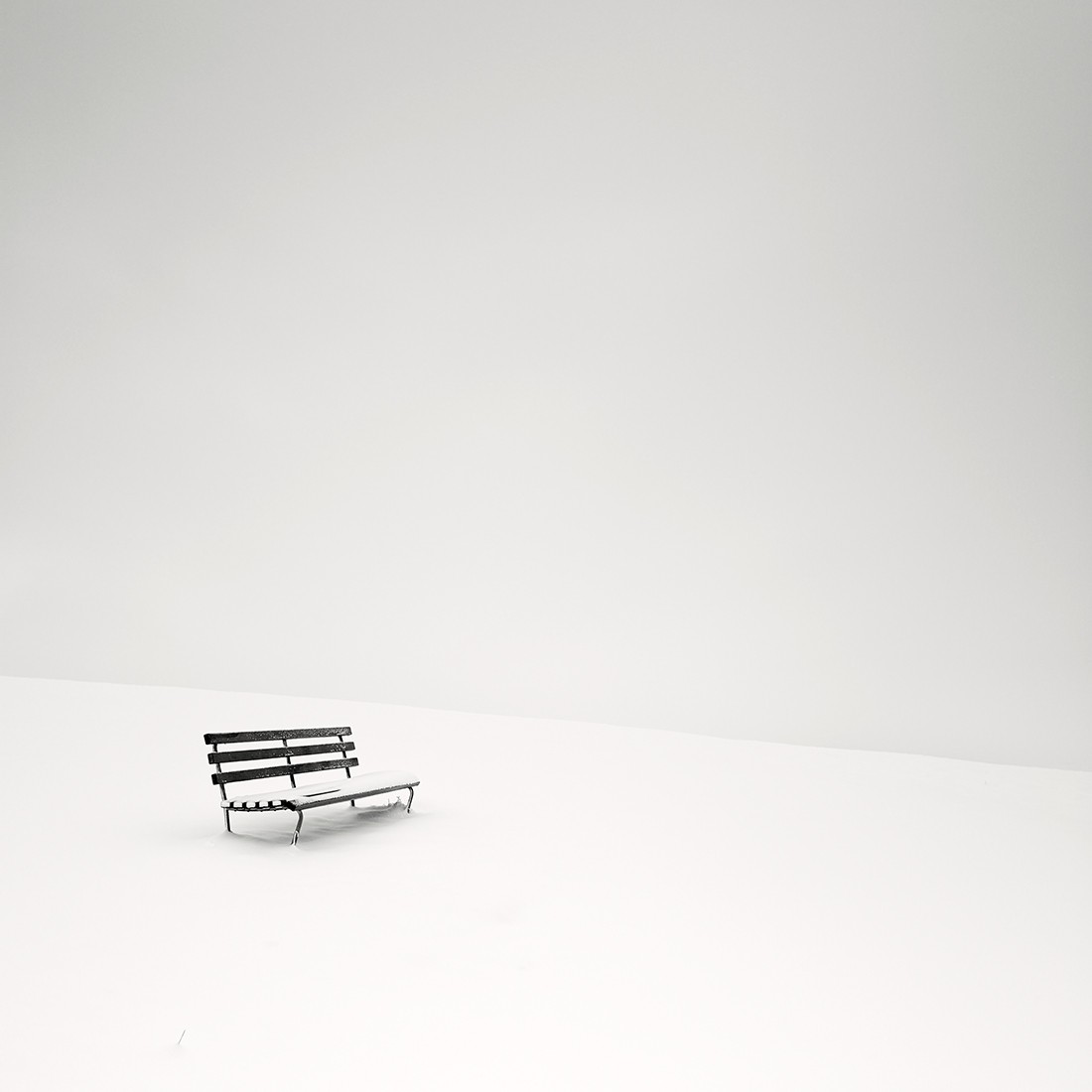 2-е место Black and White Minimalist Photography Prize 2020–2021. Скамейка в снегу. Фотограф Пьер Пеллегрини
