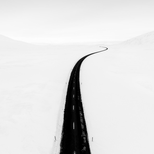 1-е место Black and White Minimalist Photography Prize 2020–2021. Дорога в Исландии. Фотограф Тим Невелл