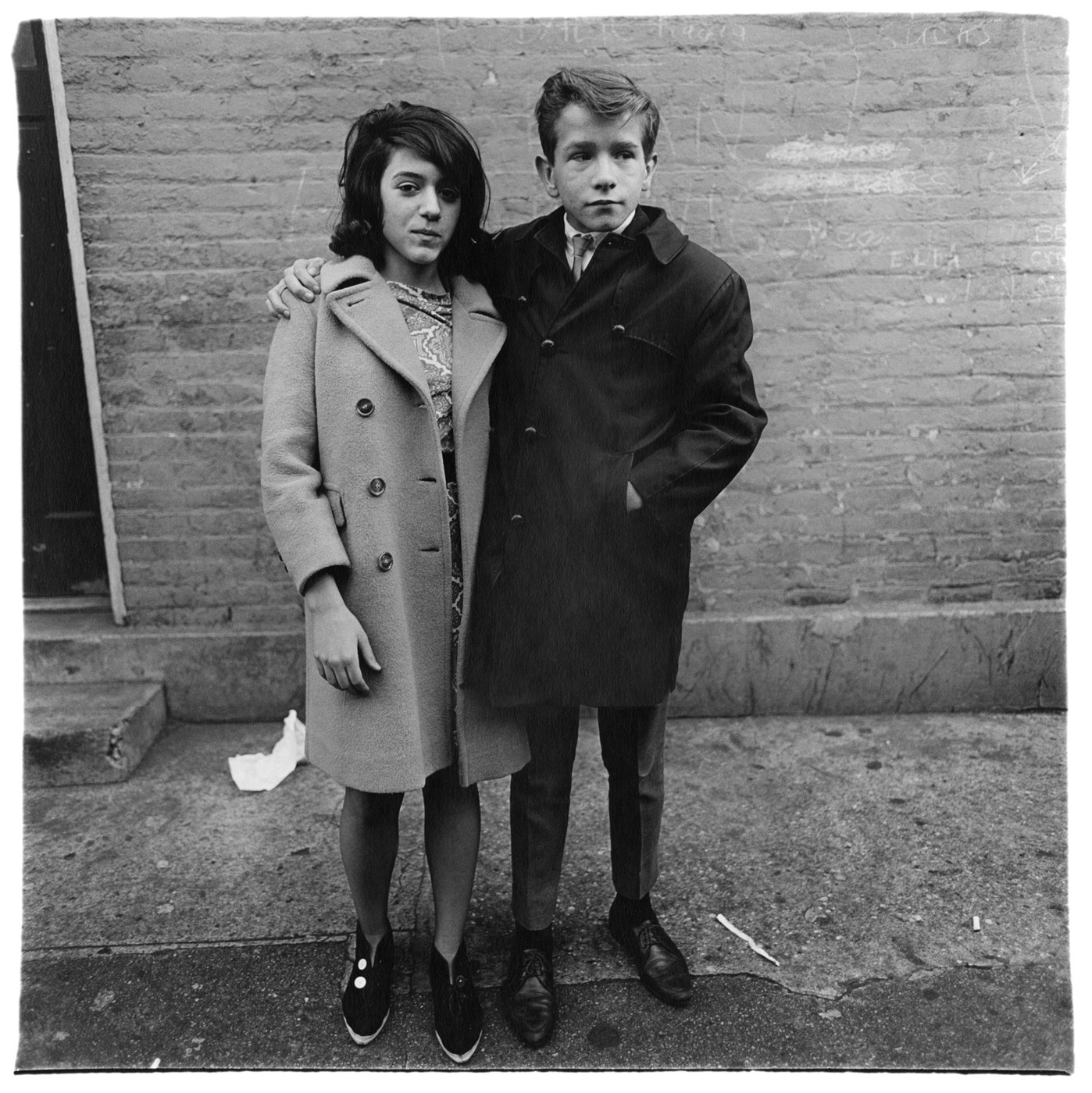Пара подростков на Гудзон-стрит, Нью-Йорк, 1963. Фотограф Диана Арбус