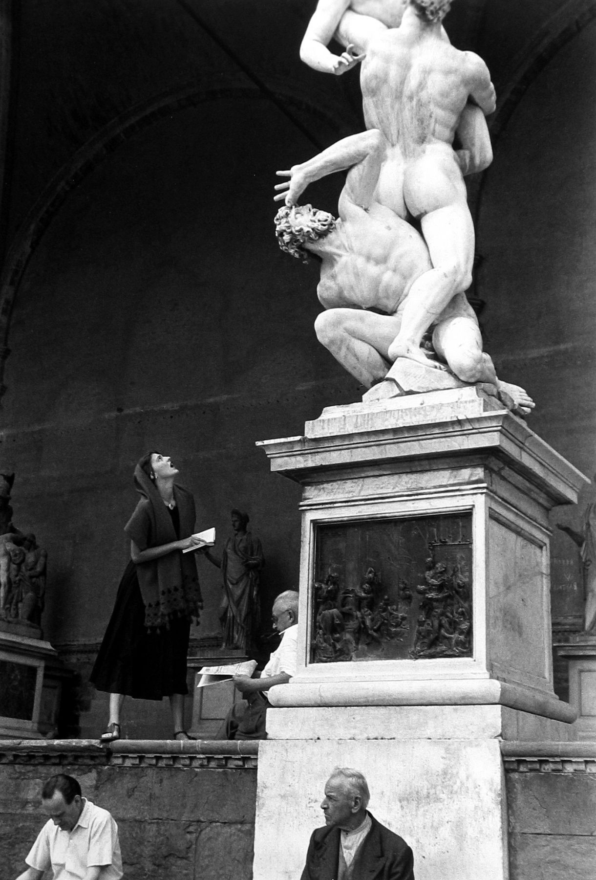 Глазеющая на статую, 1951. Фотограф Рут Оркин