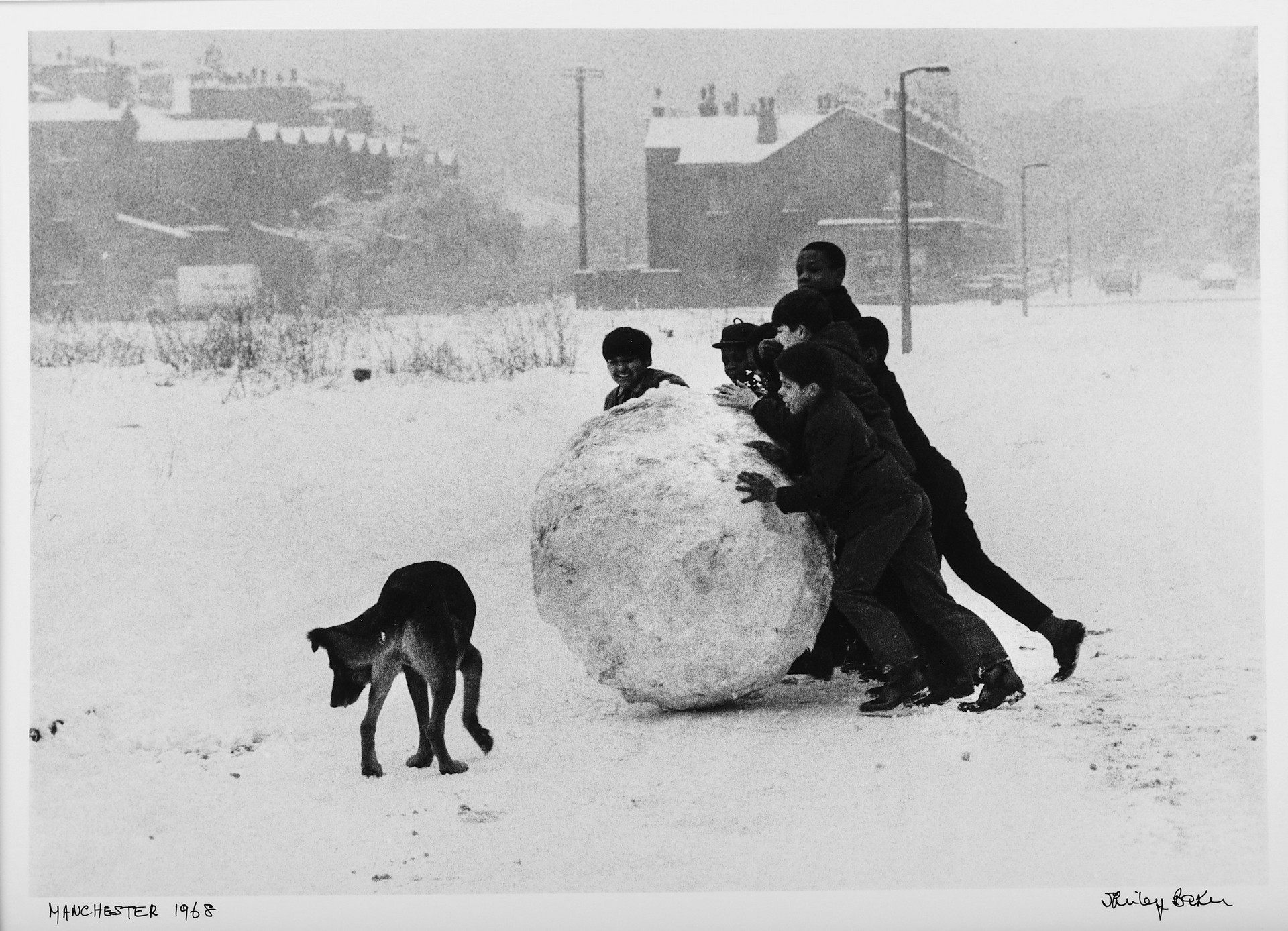 Дети лепят снеговика. Манчестер, 1968. Фотограф Ширли Бейкер