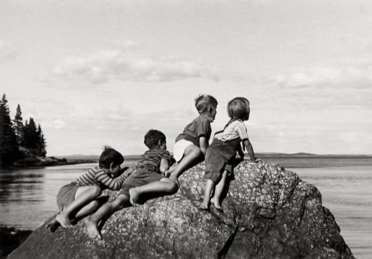 Дети на скале, штат Мэн, 1940. Фотограф Эллен Ауэрбах