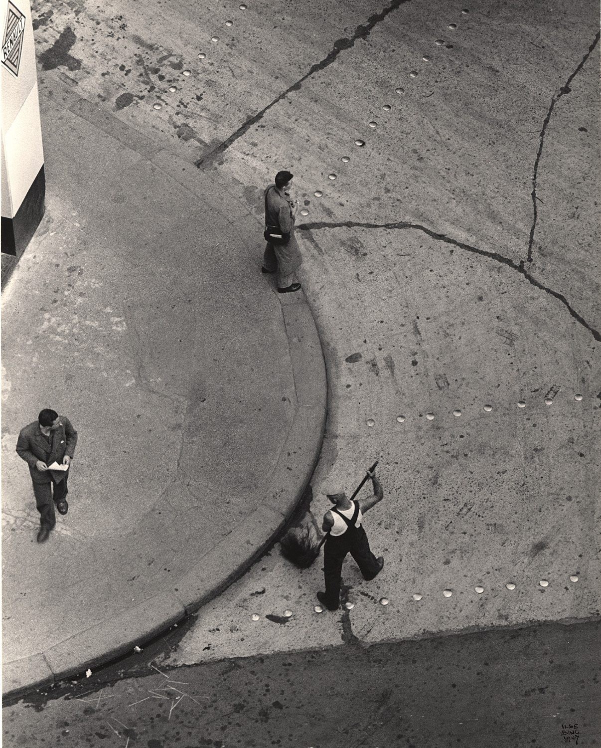 Подметание улиц, 1947. Фотограф Ильза Бинг