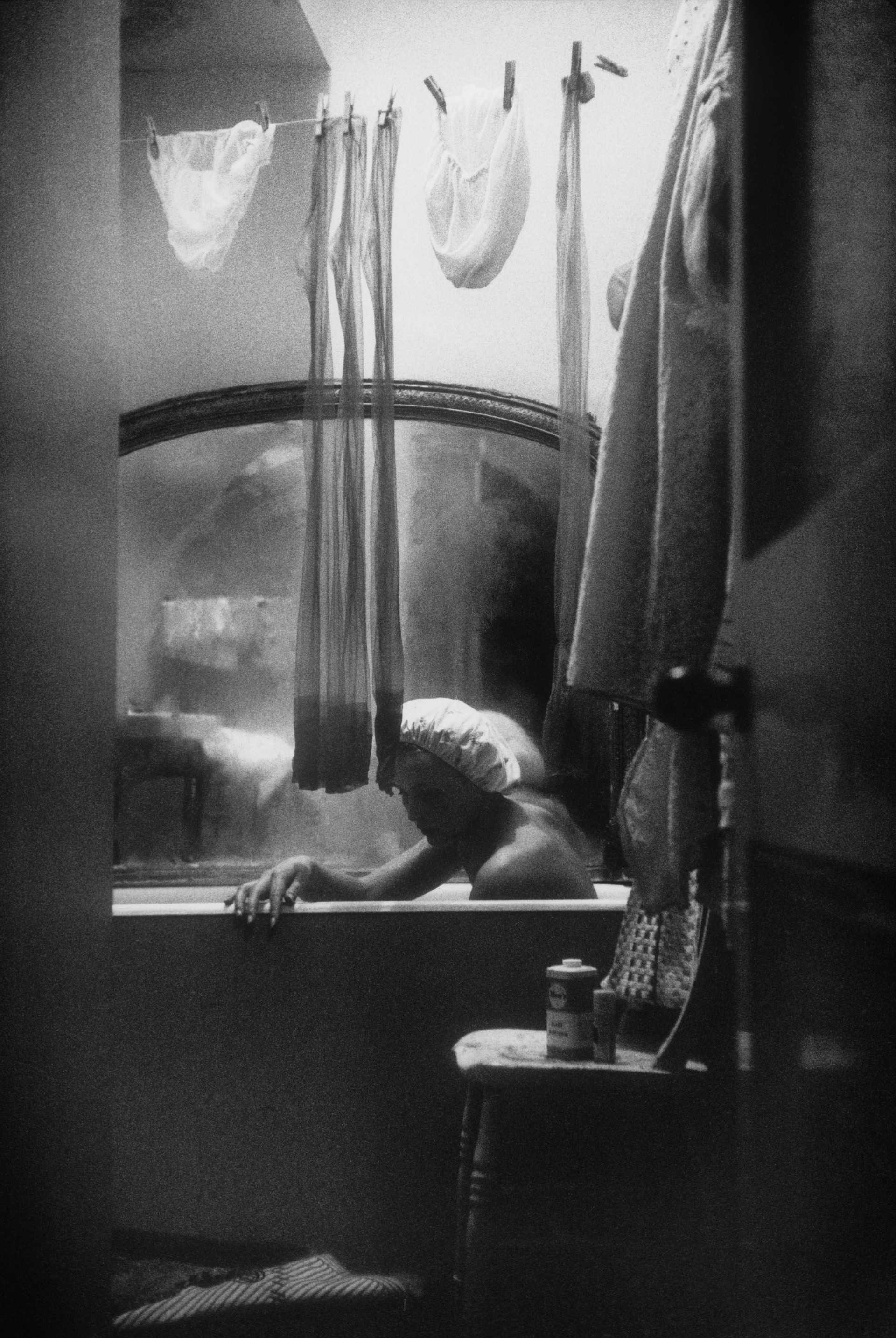 Одна из четырех девушек, живущих в одной квартире в Лондоне, 1961. Фотограф Ева Арнольд