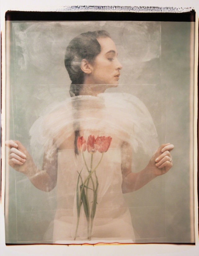 Женщина и тюльпаны, ок. 1990. Фотограф Джойс Теннесон