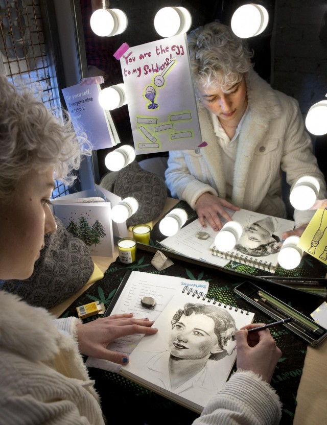 Эллен Робертсон рисует в своей гримёрке перед спектаклем «Снежинка» в театре Kiln. Фотограф Саймон Аннанд