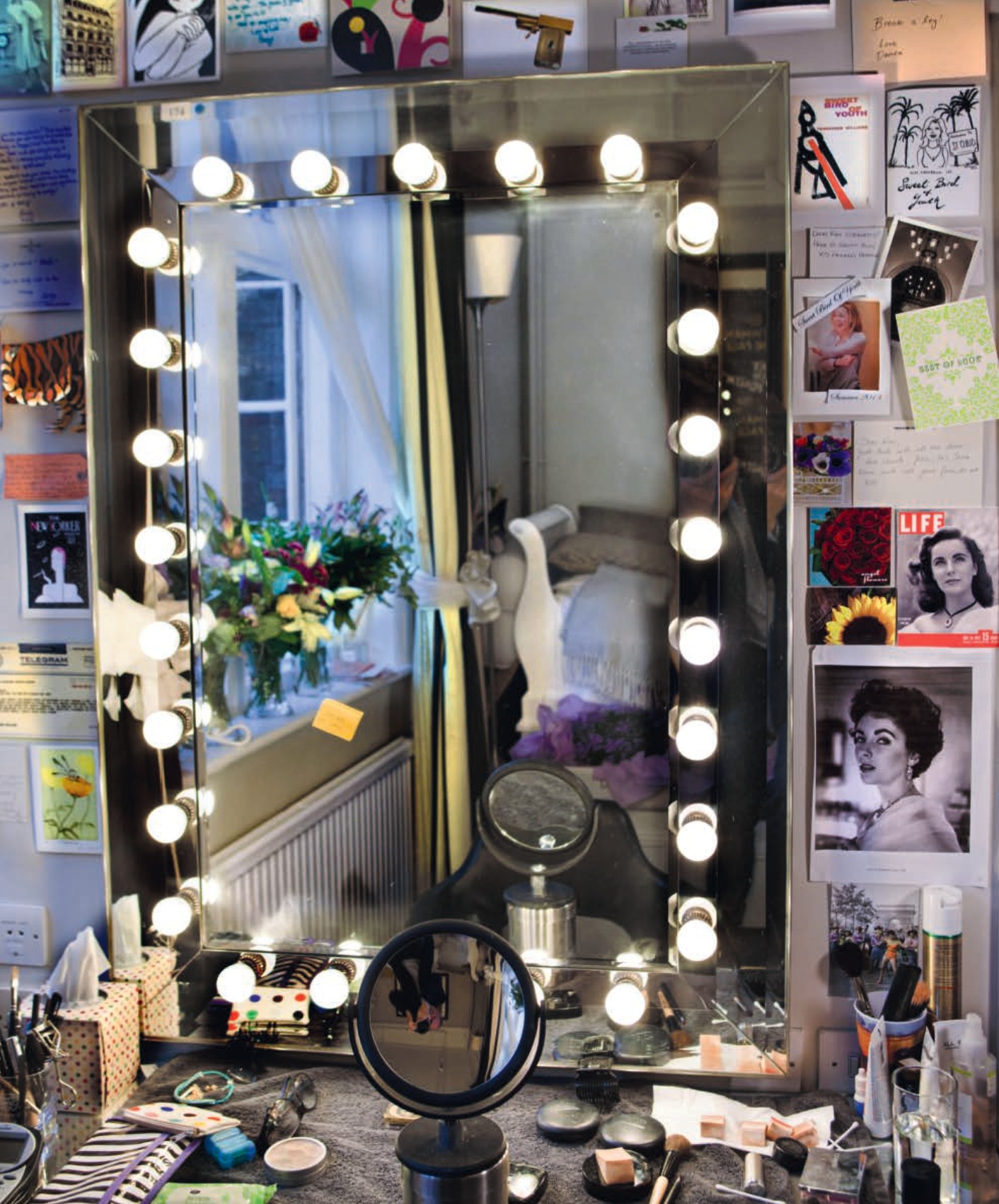 Туалетный столик Ким Кэттролл в театре Олд Вик, 2013 год. Многие ведущие актеры разных поколений смотрелись в это зеркало. Фотограф Саймон Аннанд

