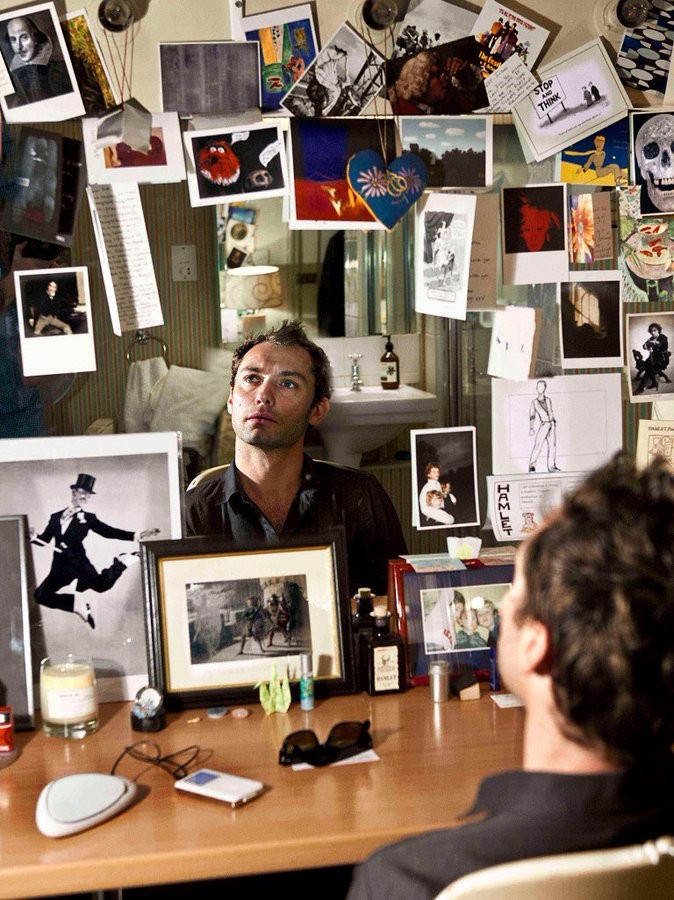 Джуд Лоу смотрит на снимок танцора Фреда Астера перед выходом в роли Гамлета в театре Уиндема. 2009 год. Фотограф Саймон Аннанд