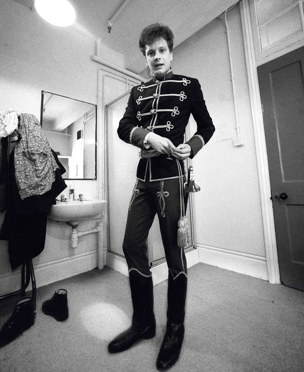 Колин Фёрт в спектакле «Одинокая дорога», театр Олд Вик, 1985 год. Фотограф Саймон Аннанд