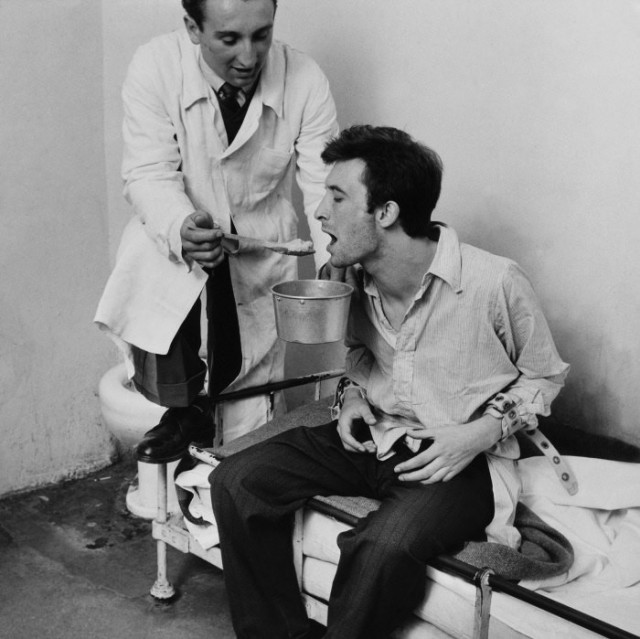 Фоторепортаж «Между двумя мирами», снятый в психиатрических клиниках Франции. 1954 год. Фотограф Жан-Филипп Шарбонье.