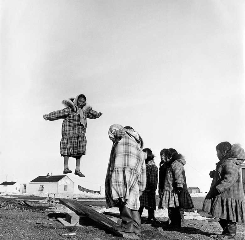 Дети инуитов (эскимосов), Аляска, 1955 год. Фотограф Жан-Филипп Шарбонье