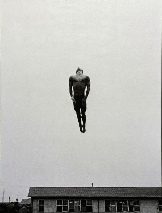 Йосуке Аримицу, чемпион по прыжкам в высоту на предолимпийской подготовке. Япония, Токио,1964 год. Фотограф Жан-Филипп Шарбонье