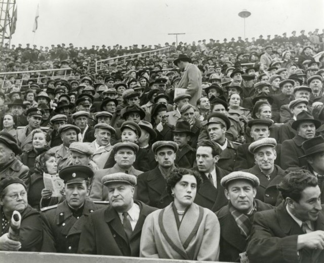 Зрители футбольного матча СССР-Франция на стадионе «Динамо», Москва, 23 октября 1955 года. Фотограф Жан-Филипп Шарбонье