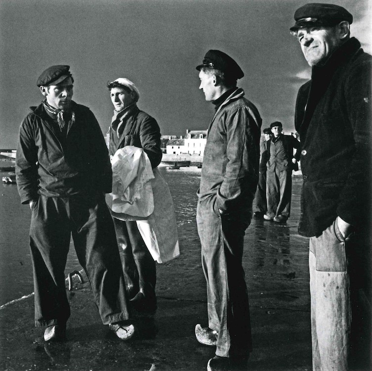 Моряки, остров Сен, Бретань. 1956 год. Фотограф Жан-Филипп Шаробнье