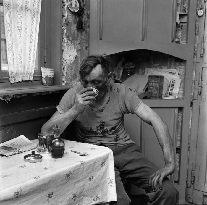 Шахтёр с чашкой кофе. Ланс, Франция. 1954 год. Фотограф Жан-Филипп Шарбонье