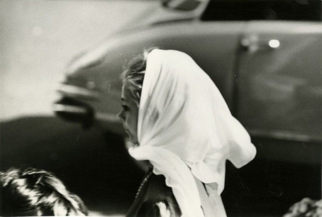 Франция. Молодая женщина на улице, 1960 год. Фотограф Жан-Филипп Шарбонье