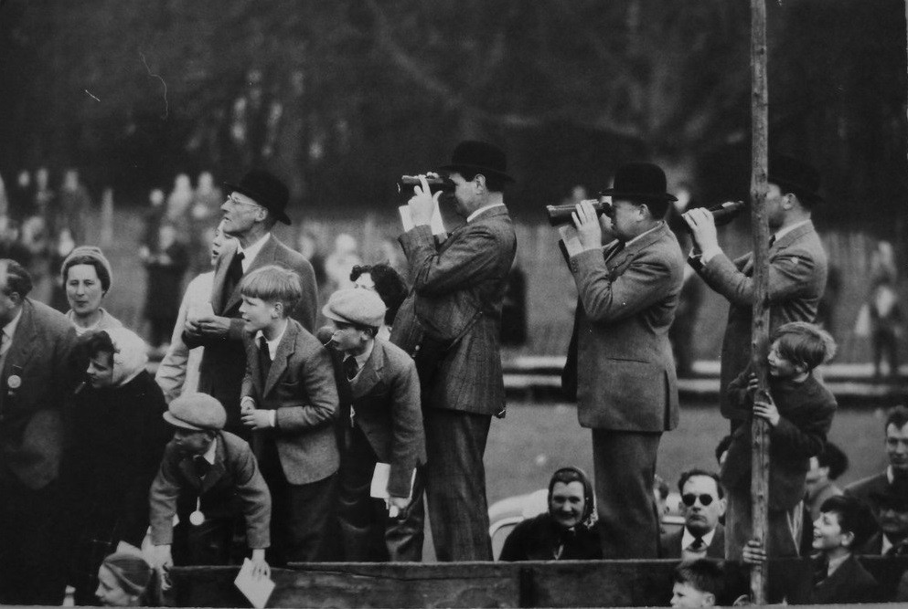 Публика на ипподроме. Англия, 1950 год. Фотограф Жан-Филипп Шарбонье