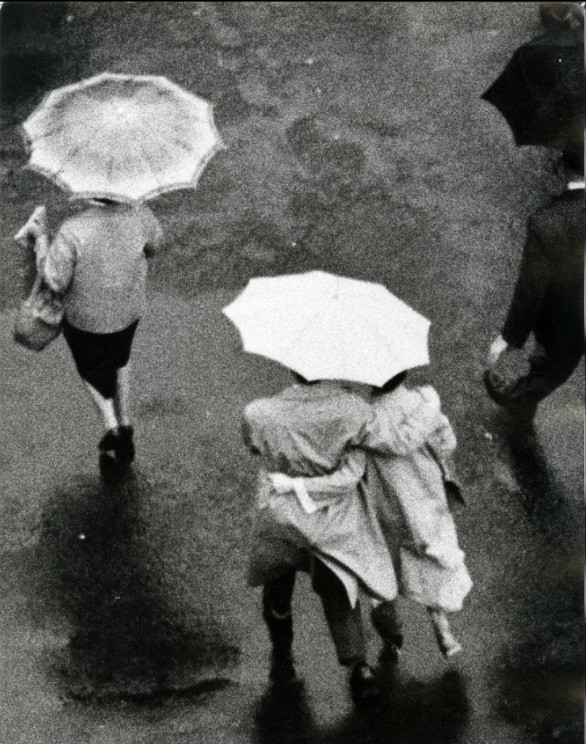 Пара под зонтом. Париж, 1960 год. Фотограф Жан-Филипп Шарбонье
