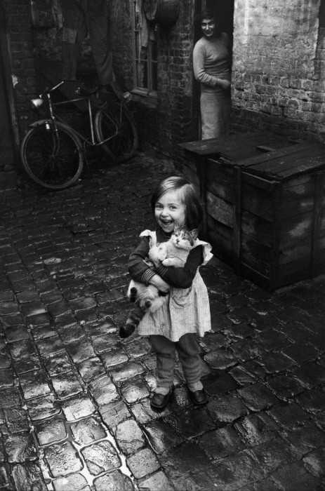 Маленькая девочка и ее кошка, Рубе, Франция. 1958-1959 год. Фотограф Жан-Филипп Шарбонье