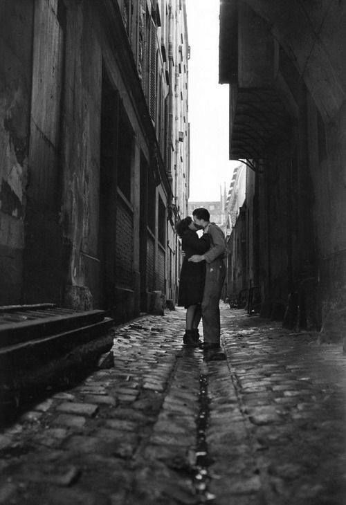 Влюблённые в Париже, 1946 год. Фотограф Жан-Филипп Шарбонье