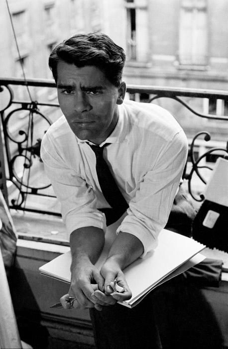 Молодой Карл Лагерфельд на работе в модном доме Жана Пату, Париж, 1960 год. Фотограф Жан-Филипп Шарбонье