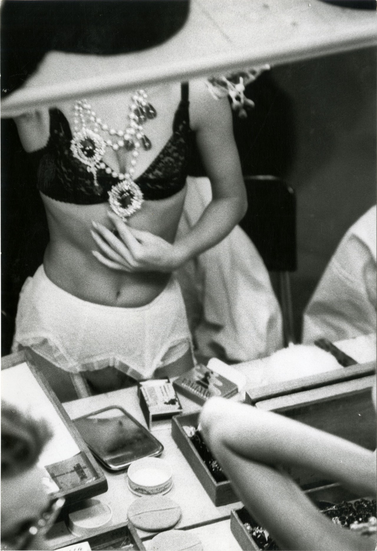 Модель за кулисами готовится к показу Диор. Париж, 1960 год. Фотограф Жан-Филипп Шарбонье