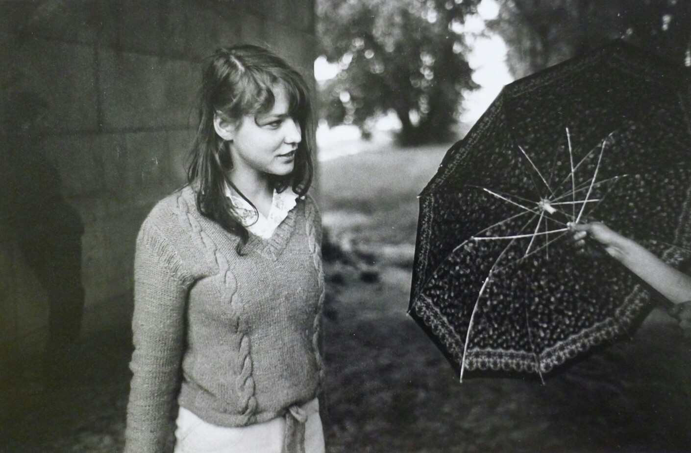 Молодая девушка под Сленско-Домбровским мостом. Польша, 1980 год. Фотограф Жан-Филипп Шарбонье.
