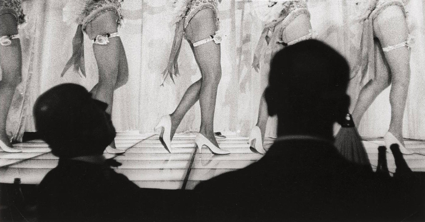 Танцевальное представление в кабаре. Париж, 1960 год. Фотограф Жан-Филипп Шарбонье